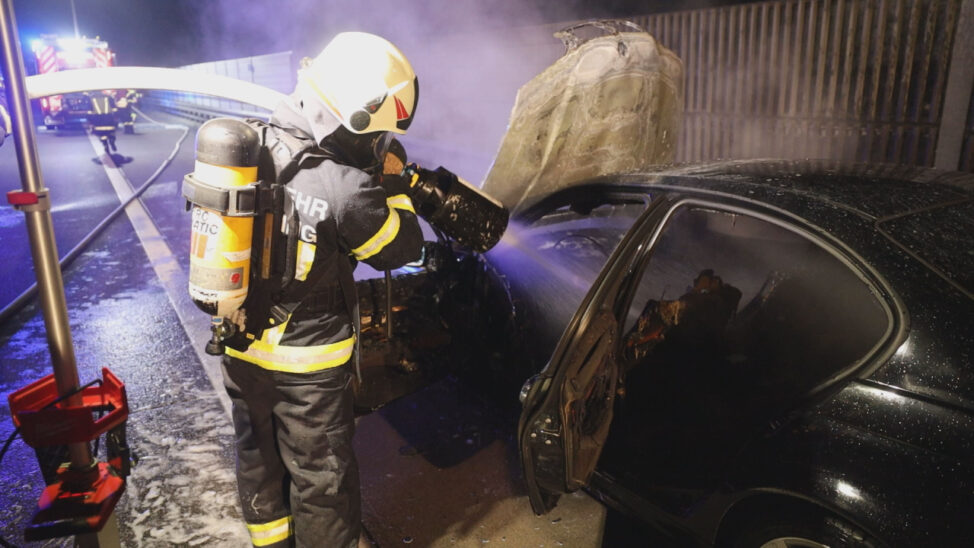 Auto auf Westautobahn bei Sipbachzell nach technischem Defekt in Flammen aufgegangen